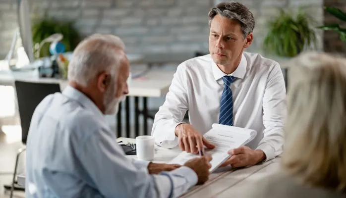 Qualification des parts sociales acquises par un époux commun en biens.